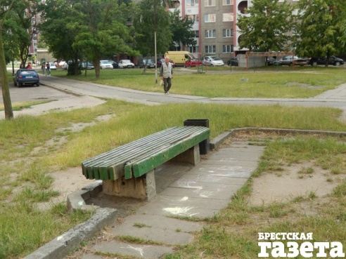 Брестские коммунальщики не ремонтируют оборудование детских площадок, а демонтируют