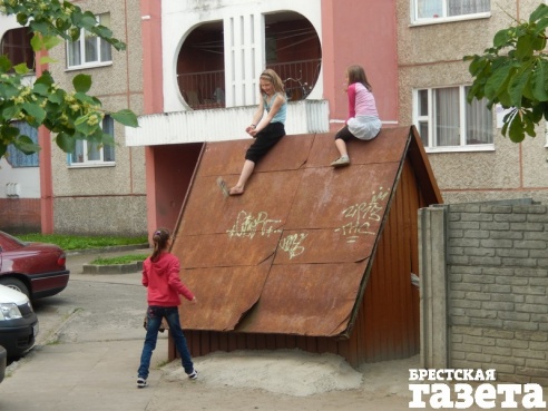 Брестские коммунальщики не ремонтируют оборудование детских площадок, а демонтируют