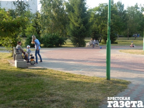 Брестские коммунальщики не ремонтируют оборудование детских площадок, а демонтируют