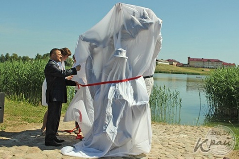 ФОТО- и ВИДЕОФАКТ: В Глубоком открыли скульптуру «Дзед-глыбачанiн» в честь историка и краеведа Александра Соболевского