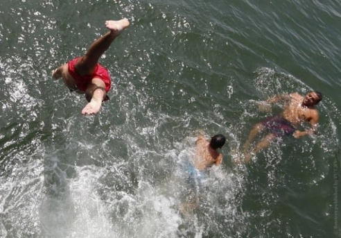 ФОТОРЕПОРТАЖ: Как спасаются от жары в Европе