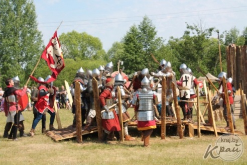 Штурм замка и средневековые танцы. Как в Вилейке прошел первый рыцарский фест (ФОТО, ВИДЕО)