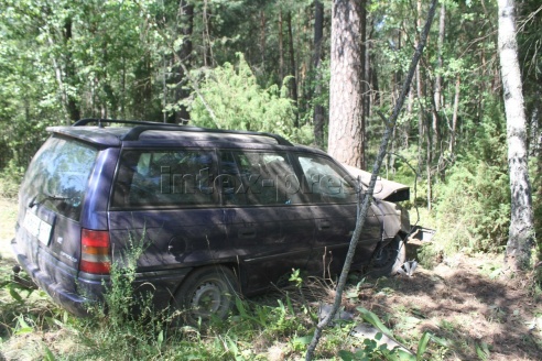 В Барановичском районе "Опель" врезался в дерево, пострадали два человека