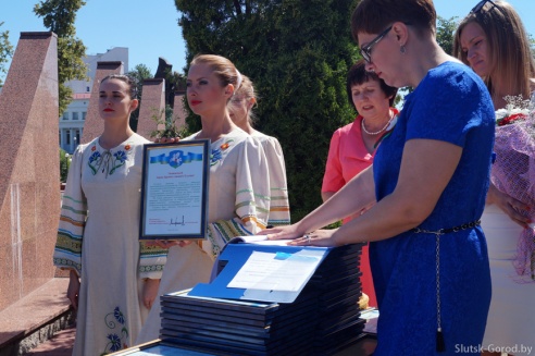 На Доску почёта Слуцкого района занесены 18 трудовых коллективов и 33 человека