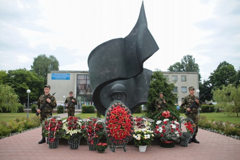 В День освобождения города Барановичи возложили цветы у Вечного огня