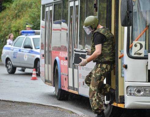 В чемодане, найденном в салоне троллейбуса, саперы обнаружили строительный инструмент