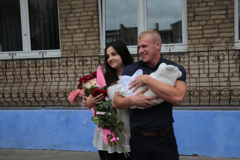 В Барановичах под роддомом молодой папа устроил флешмоб для своей новорожденной дочки