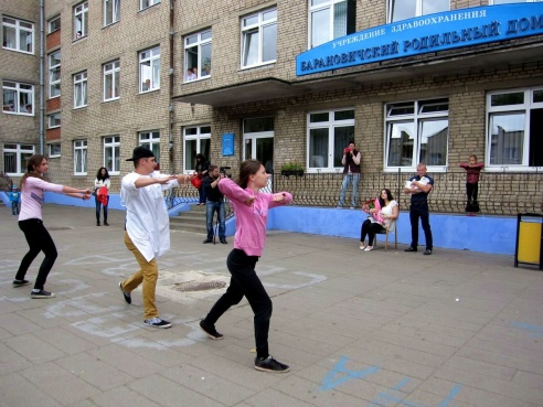 В Барановичах под роддомом молодой папа устроил флешмоб для своей новорожденной дочки