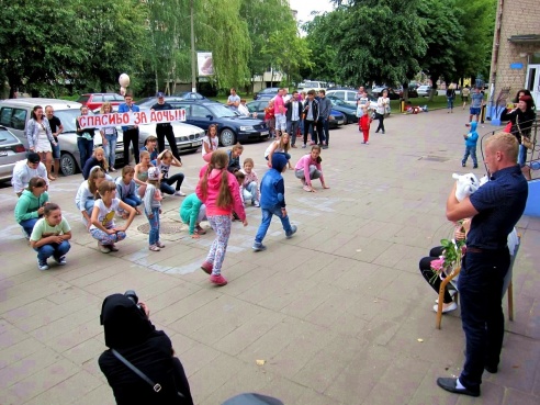 В Барановичах под роддомом молодой папа устроил флешмоб для своей новорожденной дочки