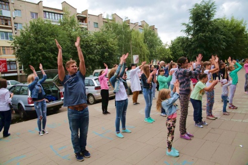 В Барановичах под роддомом молодой папа устроил флешмоб для своей новорожденной дочки