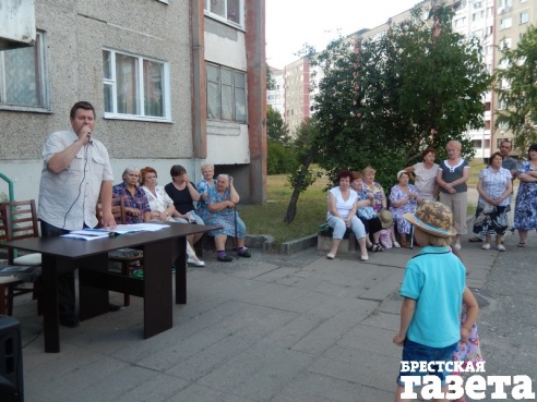 В Бресте жильцы провели собрание по детским площадкам. Конструктивного диалога со ЖРЭУ не получилось