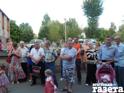 В Бресте жильцы провели собрание по детским площадкам. Конструктивного диалога со ЖРЭУ не получилось