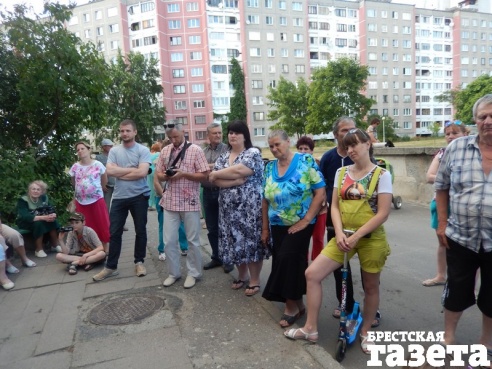 В Бресте жильцы провели собрание по детским площадкам. Конструктивного диалога со ЖРЭУ не получилось