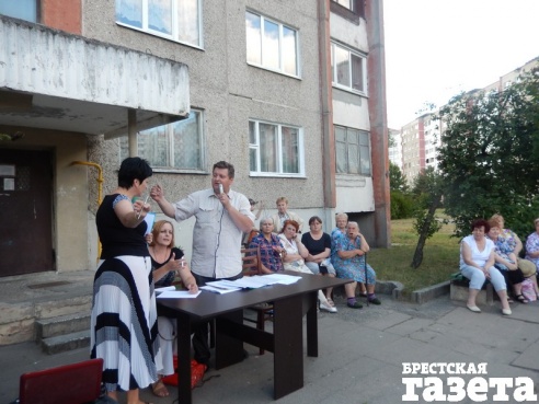 В Бресте жильцы провели собрание по детским площадкам. Конструктивного диалога со ЖРЭУ не получилось