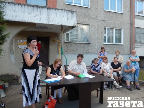 В Бресте жильцы провели собрание по детским площадкам. Конструктивного диалога со ЖРЭУ не получилось