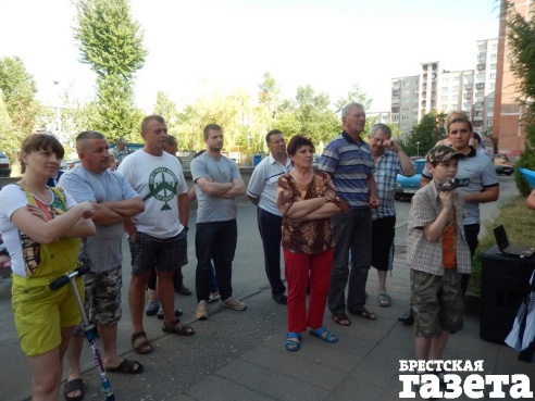 В Бресте жильцы провели собрание по детским площадкам. Конструктивного диалога со ЖРЭУ не получилось