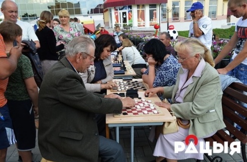 ФОТАРЭПАРТАЖ: У Глыбокім пачаўся "Вішнёвы фэст"