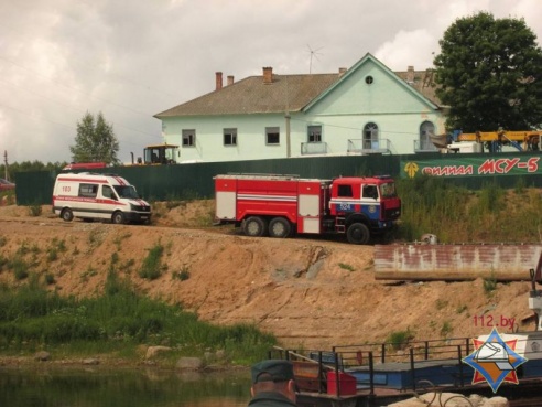 В Рубе буровая установка упала в Двину, утонул человек