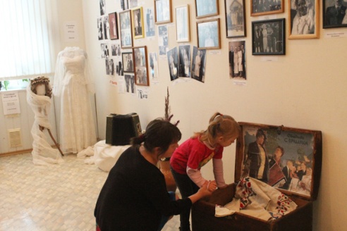 Выстаўка «Вясельны альбом» працуе ў ваенна-гістарычным музеі ў Лёзне