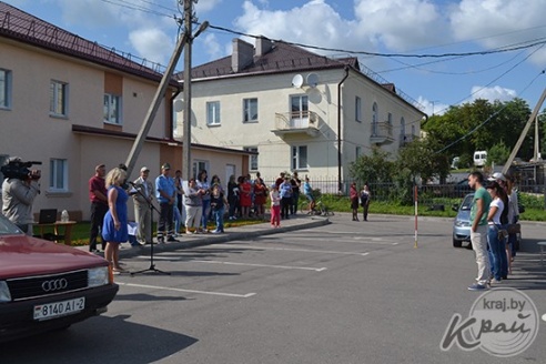 Провести на крыше автомобиля стакан воды, не расплескав ни капли: в Глубоком зритель победил в автошоу (ФОТО, ВИДЕО)