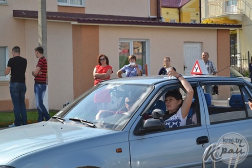 Провести на крыше автомобиля стакан воды, не расплескав ни капли: в Глубоком зритель победил в автошоу (ФОТО, ВИДЕО)