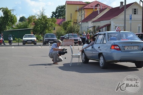 Провести на крыше автомобиля стакан воды, не расплескав ни капли: в Глубоком зритель победил в автошоу (ФОТО, ВИДЕО)