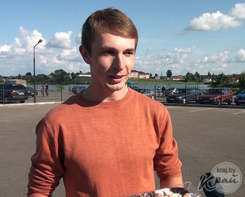 Провести на крыше автомобиля стакан воды, не расплескав ни капли: в Глубоком зритель победил в автошоу (ФОТО, ВИДЕО)