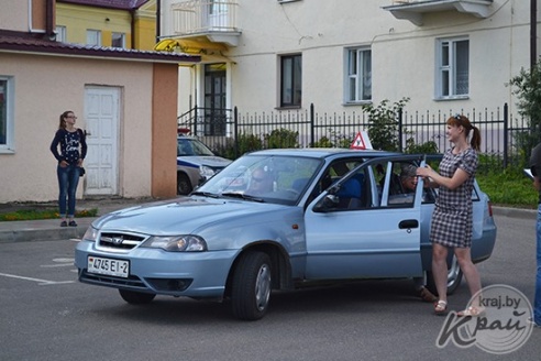 Провезти на крыше автомобиля стакан воды, не расплескав ни капли: в Глубоком зритель победил в автошоу (ФОТО, ВИДЕО)