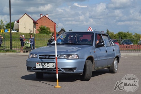 Провезти на крыше автомобиля стакан воды, не расплескав ни капли: в Глубоком зритель победил в автошоу (ФОТО, ВИДЕО)