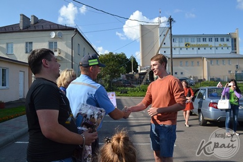 Провезти на крыше автомобиля стакан воды, не расплескав ни капли: в Глубоком зритель победил в автошоу (ФОТО, ВИДЕО)