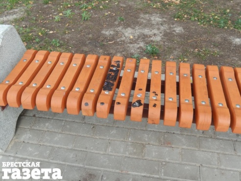 Строители еще не передали новые скамейки на набережной на баланс ДЭПу, а две из них уже повреждены