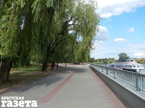 Строители еще не передали новые скамейки на набережной на баланс ДЭПу, а две из них уже повреждены