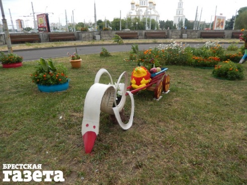 Брестчане с ул. Московской сами отремонтировали подъезды и облагораживают свой двор