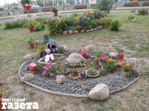 Брестчане с ул. Московской сами отремонтировали подъезды и облагораживают свой двор