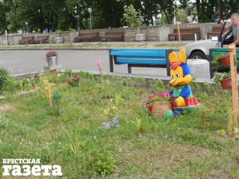 Брестчане с ул. Московской сами отремонтировали подъезды и облагораживают свой двор