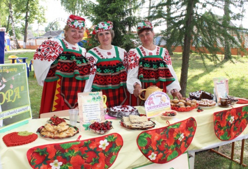 Фестываль з густам суніцы ў Лёзне