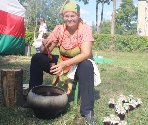 Фестываль з густам суніцы ў Лёзне