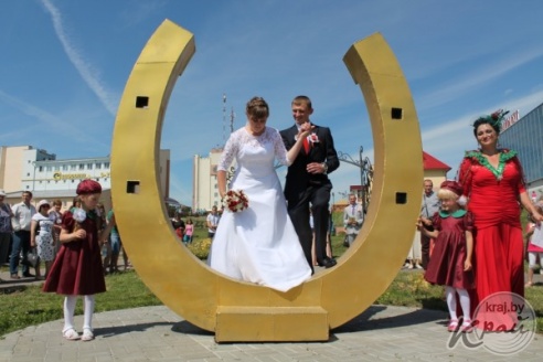 ФОТОРЕПОРТАЖ: «Вишневую» свадьбу сыграли 18 июля в Глубоком Александр и Татьяна Ивановские