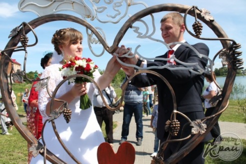 ФОТОРЕПОРТАЖ: «Вишневую» свадьбу сыграли 18 июля в Глубоком Александр и Татьяна Ивановские