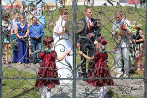 ФОТОРЕПОРТАЖ: «Вишневую» свадьбу сыграли 18 июля в Глубоком Александр и Татьяна Ивановские