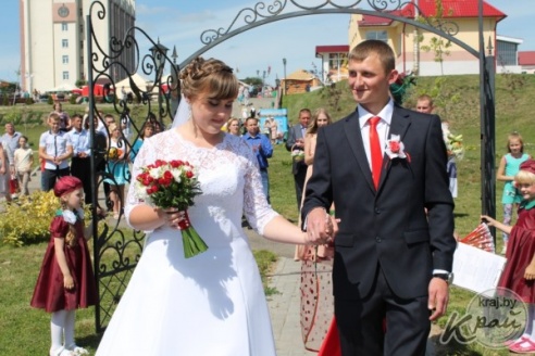 ФОТОРЕПОРТАЖ: «Вишневую» свадьбу сыграли 18 июля в Глубоком Александр и Татьяна Ивановские