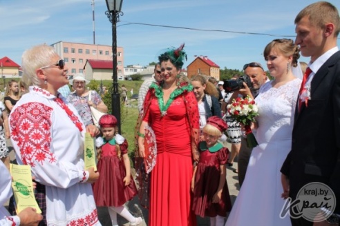 ФОТОРЕПОРТАЖ: «Вишневую» свадьбу сыграли 18 июля в Глубоком Александр и Татьяна Ивановские