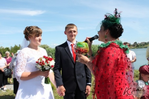 ФОТОРЕПОРТАЖ: «Вишневую» свадьбу сыграли 18 июля в Глубоком Александр и Татьяна Ивановские