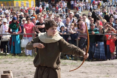 Мсціслаўскі фэст-2015: поросячьи бега, турнир лучников и орудия пыток