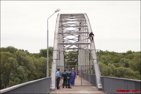 Гомельский епископ уговорил девушку, которая пыталась прыгнуть с моста, не совершать суицид
