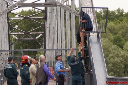 Гомельский епископ уговорил девушку, которая пыталась прыгнуть с моста, не совершать суицид