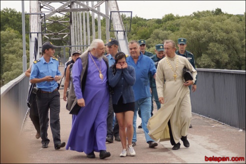 Гомельский епископ уговорил девушку, которая пыталась прыгнуть с моста, не совершать суицид