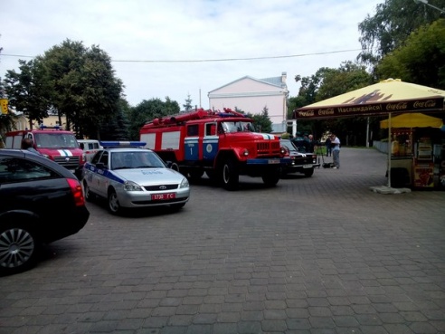 Фотофакт: на ферме пешеходного моста через Сож сидела девушка, предположительно, намеревавшаяся совершить суицид