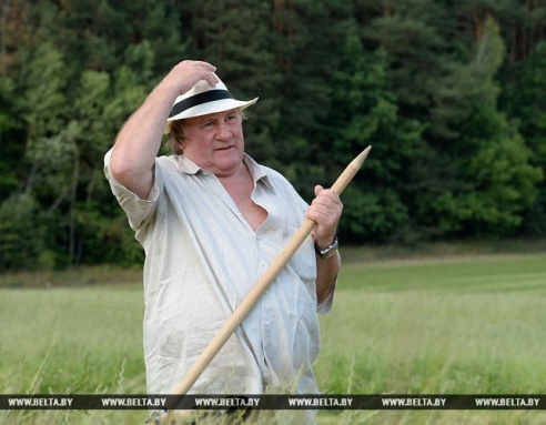 Лукашенко обучил Депардье навыкам ручной косьбы