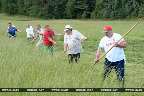 Лукашенко обучил Депардье навыкам ручной косьбы